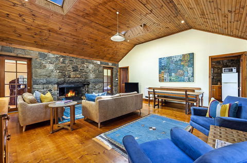 Breakfast Creek Cottage - Central Bluestone Cottage - Accommodation Burleigh 0