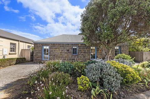 Breakfast Creek Cottage - Central Bluestone Cottage - Accommodation Burleigh 1