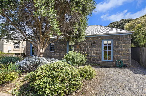 Breakfast Creek Cottage - Central Bluestone Cottage - Accommodation Burleigh 2