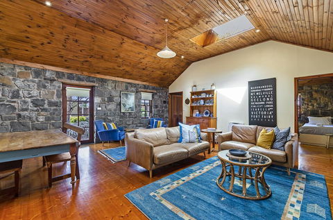 Breakfast Creek Cottage - Central Bluestone Cottage - Accommodation Burleigh 3