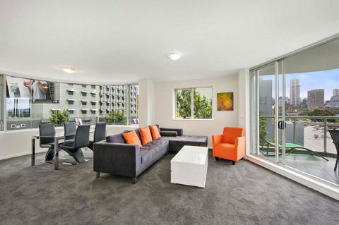 Bridge And Sails - Views Of The Bridge And Opera House From This Executive 2BR Apartment In Darlinghurst - Accommodation Burleigh 2