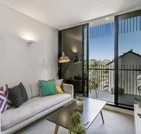 Bright Modern Apartment w Parking and Gym Near CBD - Accommodation Burleigh