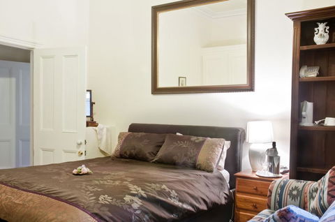 Burnbank - Accommodation Burleigh 2