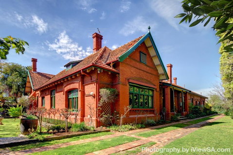 Buxton Manor - Accommodation Burleigh 0