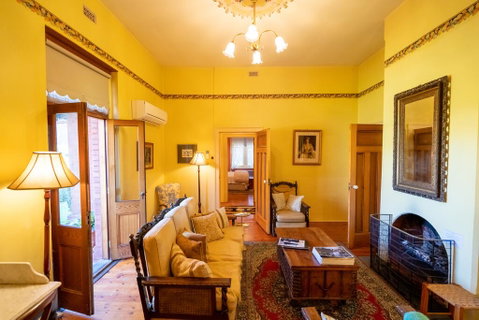 Buxton Manor - Accommodation Burleigh 3