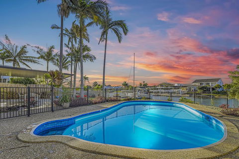 CANAL HOME NEAR MOOLOOLABA - Accommodation Burleigh 1