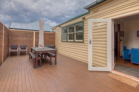 Carrick Fergus - Centrally Located Family Home - Accommodation Burleigh 1