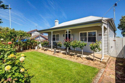 Carrick Fergus - Centrally Located Family Home - Accommodation Burleigh 2