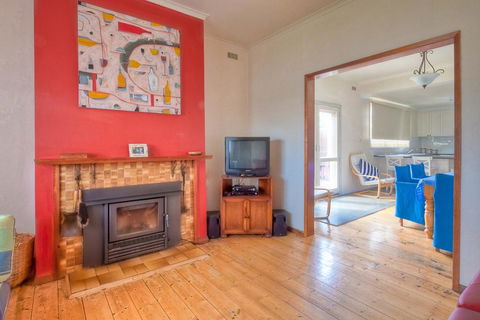 Carrick Fergus - Centrally Located Family Home - Accommodation Burleigh 0