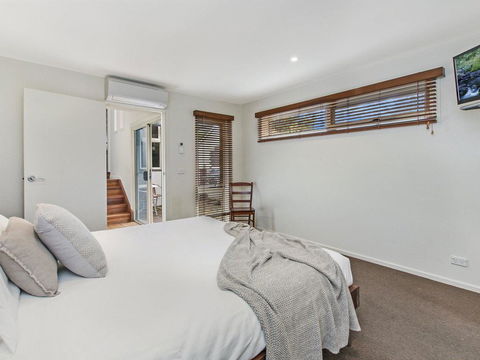 CASTWOOD VILLA No. 1 - Accommodation Burleigh 0
