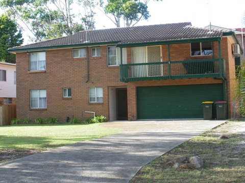 Catalina', 7 Catalina Close - Air Conditioned Large Home With Boat Parking - Accommodation Burleigh 0