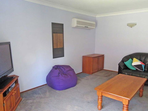 Catalina', 7 Catalina Close - Air Conditioned Large Home With Boat Parking - Accommodation Burleigh 1