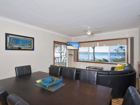 Catch Of The Day', 72 Government Road - Great House With Water Views - Accommodation Burleigh 3