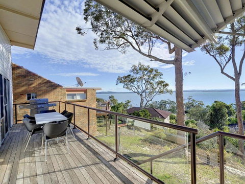 Catch Of The Day', 72 Government Road - Great House With Water Views - Accommodation Burleigh 1