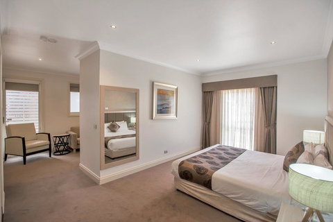 Century Inn - Accommodation Burleigh 3