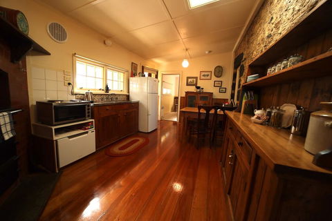Cherry Plum Cottages - Accommodation Burleigh 1
