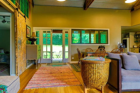 Chevys Rest - Accommodation Burleigh 1