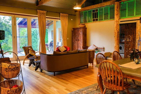 Chevys Rest - Accommodation Burleigh 2