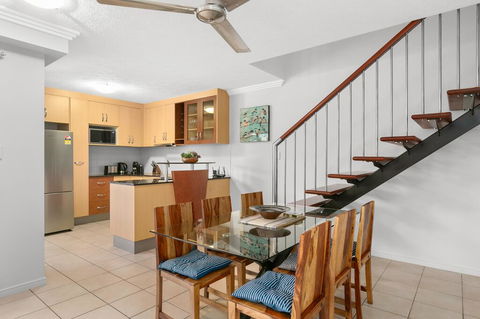 Chic City Apartment With Waterfront Views - Accommodation Burleigh 3