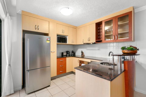 Chic City Apartment With Waterfront Views - Accommodation Burleigh 2