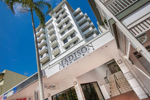 Chic City Apartment With Waterfront Views - Accommodation Burleigh 1