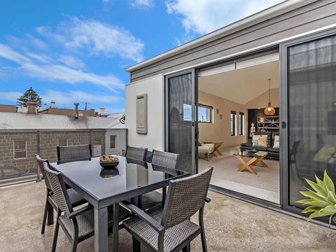 Chimneys On Bank - Accommodation Burleigh 3