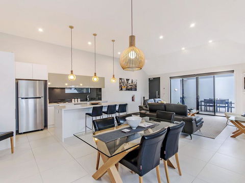 Chimneys On Bank - Accommodation Burleigh 0