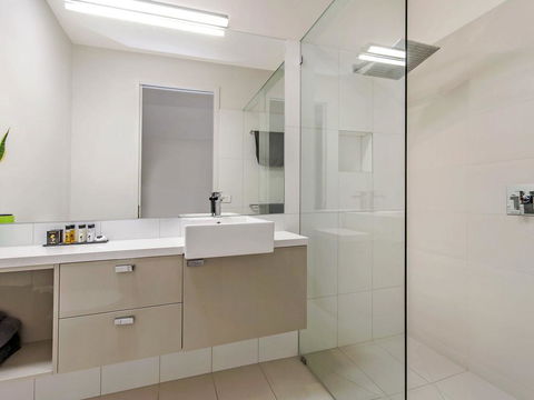 Chimneys On Bank - Accommodation Burleigh 1
