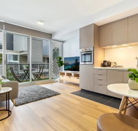 Clean Modern Apartment 15 Mins From City on Tram - Accommodation Burleigh