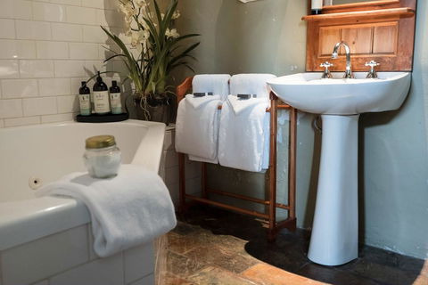 Clonmara Country House And Cottages - Accommodation Burleigh 2