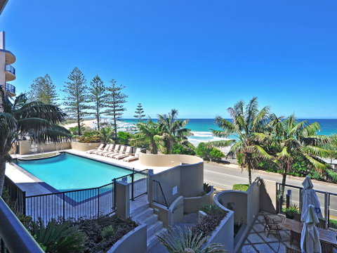 Clubb Coolum Beach Resort - Accommodation Burleigh 2