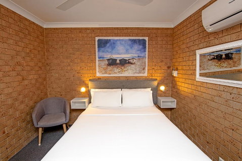 Coast Inn Motel - Accommodation Burleigh 3