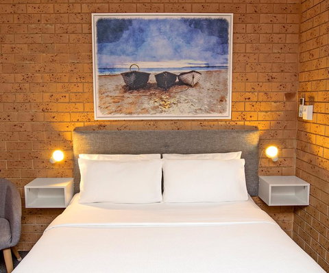 Coast Inn Motel - Accommodation Burleigh 0