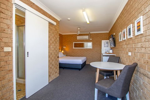 Coast Inn Motel - Accommodation Burleigh 2