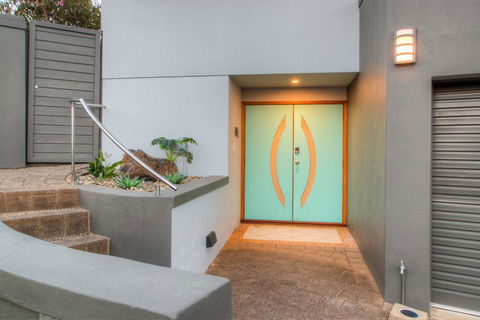 Coffs Jetty Beach House - Accommodation Burleigh 3