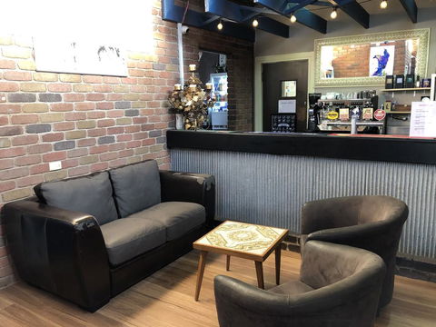 Colony Inn Hotel - Accommodation Burleigh 3