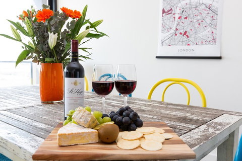 Colour & Swank At The Mill In The Heart Of CBD! - Accommodation Burleigh 2