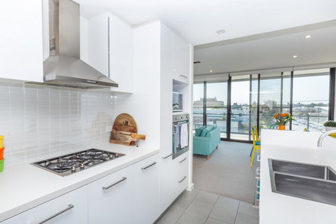 Colour & Swank At The Mill In The Heart Of CBD! - Accommodation Burleigh 1