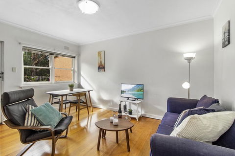 Comfy One-bedroom Unit Between City And Airport - Accommodation Burleigh 0