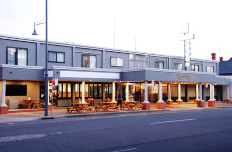 Commodore Motor Inn - Accommodation Burleigh 0