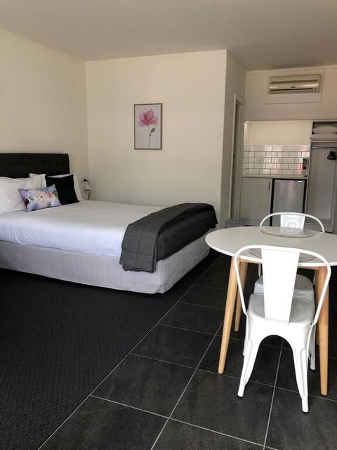 Commodore Motor Inn - Accommodation Burleigh 3