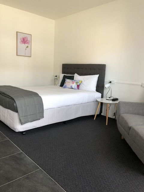 Commodore Motor Inn - Accommodation Burleigh 2