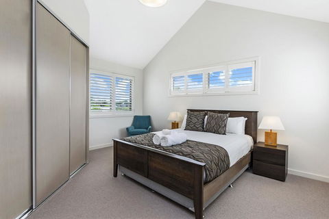 Connolly House - Accommodation Burleigh 1