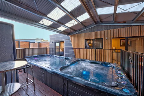 Containment Accommodation - Accommodation Burleigh 1