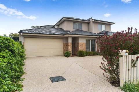 Cootamundra - Accommodation Burleigh 2
