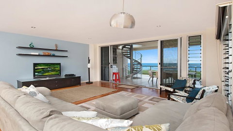 Costa Del Sol - WiFi And Austar - Accommodation Burleigh 2