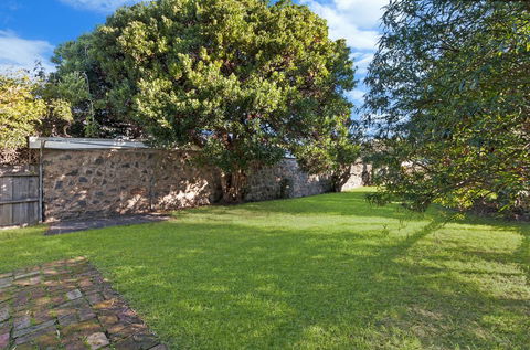 Cottage On James Circa:1855 - Modern Historic - Accommodation Burleigh 3