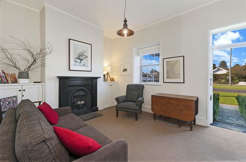 Cottage On James Circa:1855 - Modern Historic - Accommodation Burleigh 1