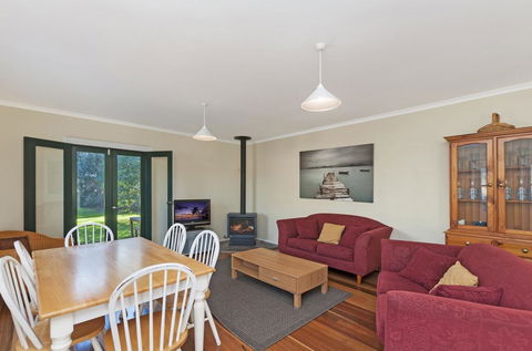 Cottage On James Circa:1855 - Modern Historic - Accommodation Burleigh 0