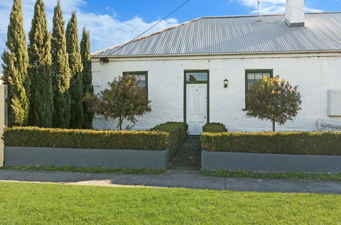 Cottage On James Circa:1855 - Modern Historic - Accommodation Burleigh 2